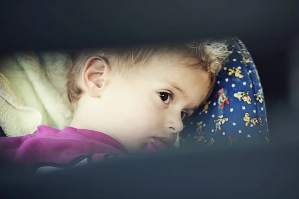 Vista Recortada Del Niño Sentado Silla — Foto de Stock