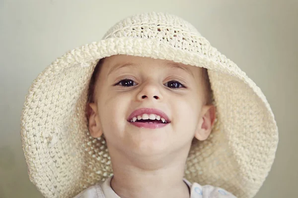 Criança Sorrindo Menina Usando Chapéu — Fotografia de Stock