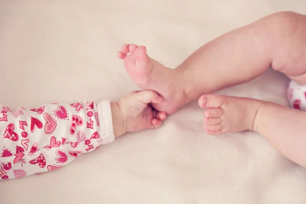 Bijgesneden Weergave Van Kleine Meisjes Bed Hand Bereiken Van Benen — Stockfoto