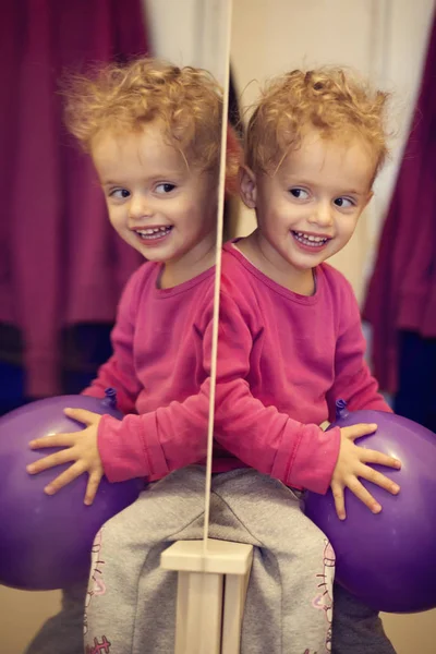 Fille Bouclée Assise Près Miroir Avec Réflexion — Photo