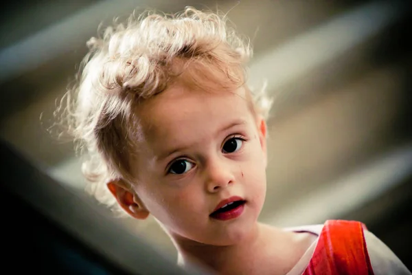 Portrait Fille Bouclée Avec Grands Yeux Sombres — Photo