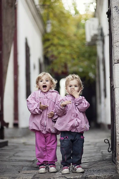 İki kız kardeş dışında surat