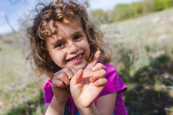 Süße Lockige Mädchen Mit Schmetterling Auf Dem Finger — Stockfoto