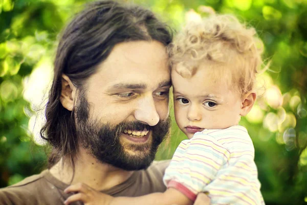 Eller kıvırcık kız uzun saçlı sakallı adam