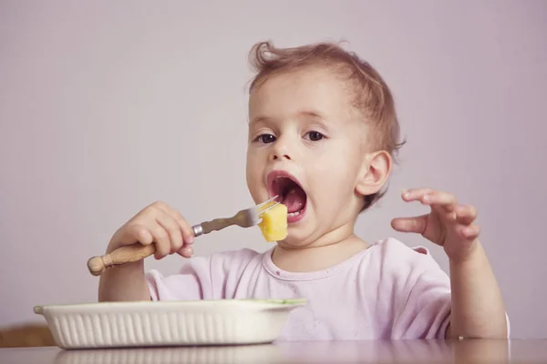朝食を食べて中の幼児の女の子 — ストック写真