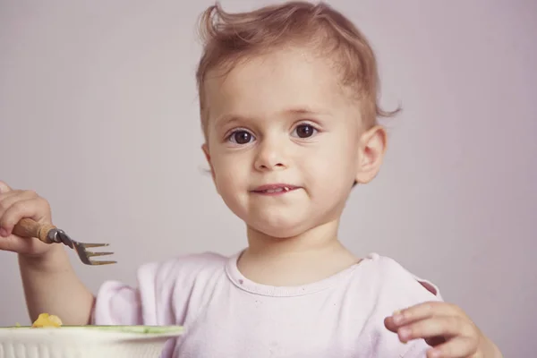 Kahvaltı kıvırcık yürümeye başlayan çocuk kız