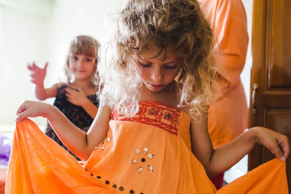 Vue Partielle Deux Petites Filles Changeant Vêtements — Photo