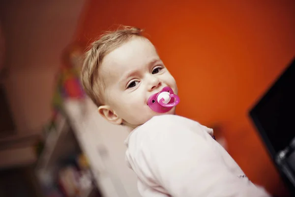 Portrait Jeune Fille Mignonne Avec Sucette — Photo