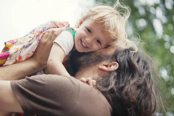 Baba kaldırma kız elinde