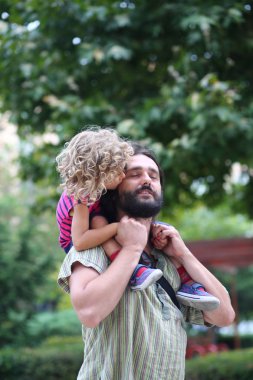 Küçük sarışın kız omuz dışında tutan sakallı esmer adam