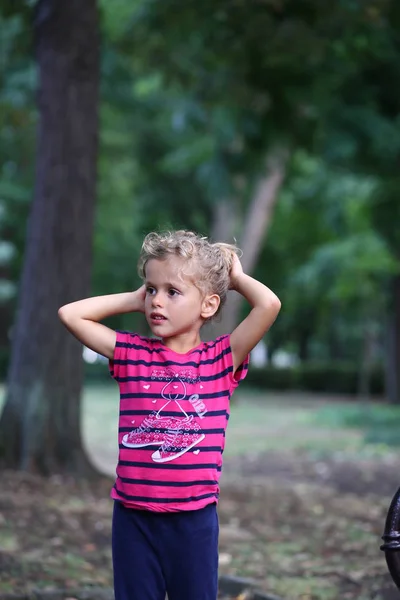 Retrato Chica Rizada Camisa Rayada Bailando Parque Ciudad — Foto de Stock