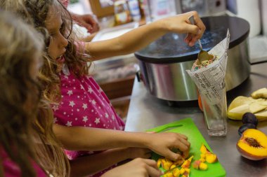 küçük kızlar sigara ve kahverengi şeker ile, restoran mutfakta baca kek yapma