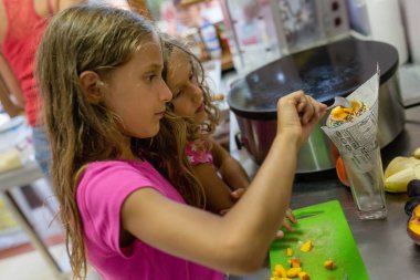küçük kızlar sigara ve kahverengi şeker ile, restoran mutfakta baca kek yapma