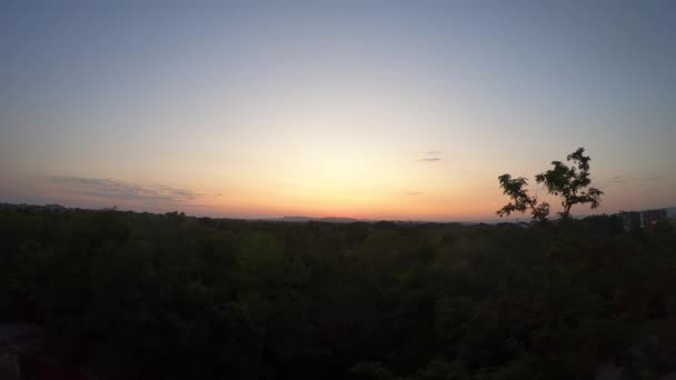 日没と秋の時間は三日月の上昇と4Kビデオを経過します 夜から夜へタイムラプス映像 — ストック動画