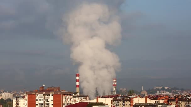 Stoom Komt Uit Het Industriegebied Stad Luchtverontreiniging Skopje Macedonië — Stockvideo