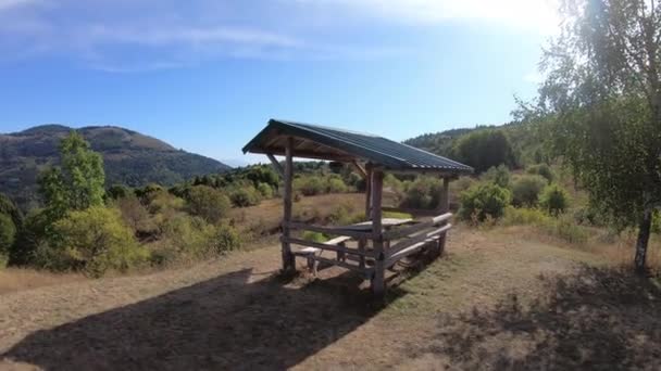 Hölzerner Pavillon Berg Klarer Sonniger Tag Kamera Bewegt Sich Den — Stockvideo