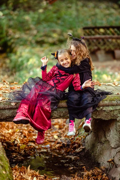 Due Ragazze Costumi Halloween Vestire Posa Insieme Sfondo Legno — Foto Stock