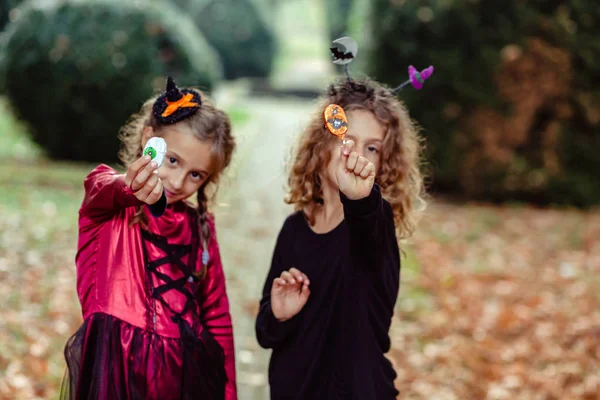 Twee Meisjes Halloween Kostuums Jurk Samen Poseren Houten Achtergrond Stockafbeelding
