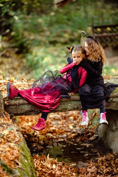 Két Lány Halloween Jelmezek Ruha Pózol Együtt Háttér Stock Fotó