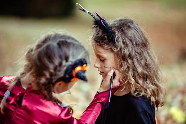 Två Flickor Halloween Kostymer Och Klänning Poserar Tillsammans Trä Bakgrund — Stockfoto