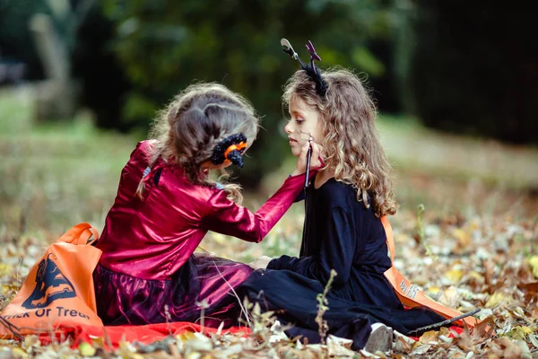 Två Flickor Halloween Kostymer Och Klänning Poserar Tillsammans Trä Bakgrund — Stockfoto