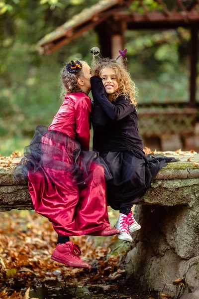 Deux Filles Costumes Robes Halloween Posant Ensemble Sur Fond Bois Photo De Stock