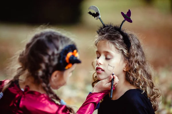 Deux Filles Costumes Robes Halloween Posant Ensemble Sur Fond Bois — Photo
