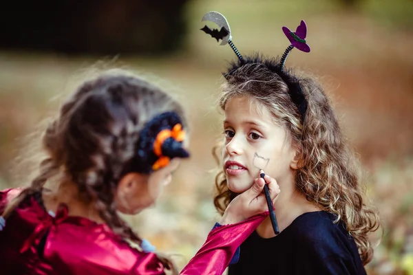 Två Flickor Halloween Kostymer Och Klänning Poserar Tillsammans Trä Bakgrund — Stockfoto