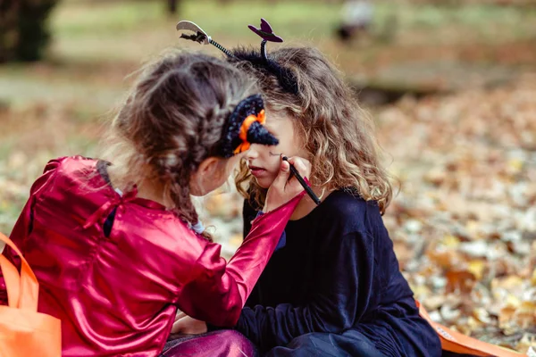 Twee Meisjes Halloween Kostuums Jurk Samen Poseren Houten Achtergrond Stockfoto