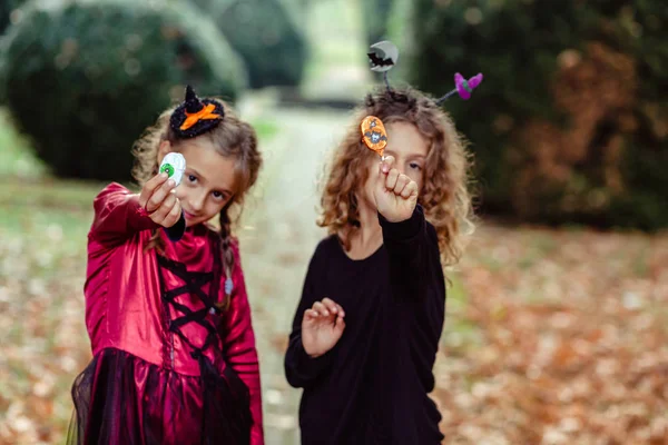 Twee Meisjes Halloween Kostuums Jurk Samen Poseren Houten Achtergrond Rechtenvrije Stockafbeeldingen