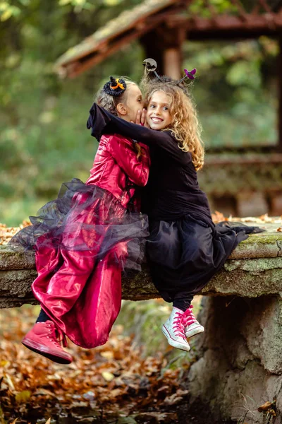 Twee Meisjes Halloween Kostuums Jurk Samen Poseren Houten Achtergrond Stockafbeelding