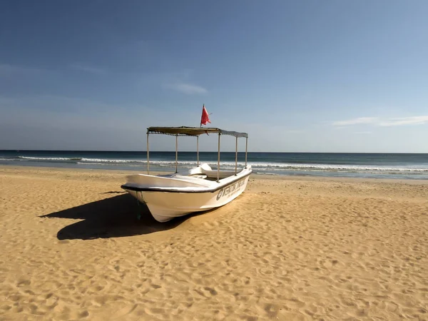 Kumsalda Park edilmiş gemi