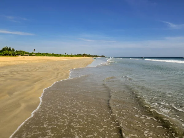 plaj ve deniz arasında