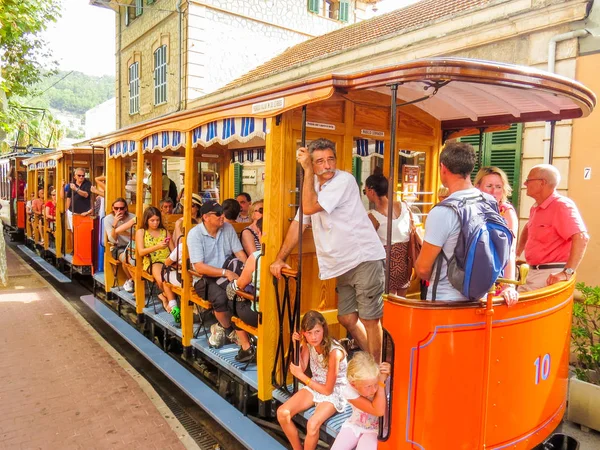 Tren ile seyahat eden için bekliyor