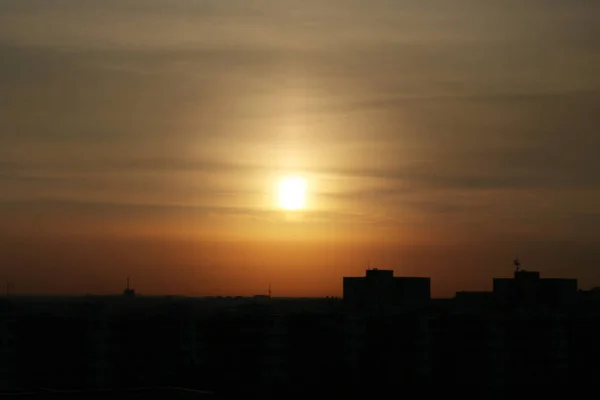 şehrin yukarısındaki günbatımı