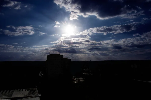 gökyüzü benim şehir üzerinde