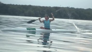 Kano süren genç bir kadın.