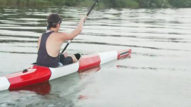 Genç güçlü adam hızlı kayıyor.