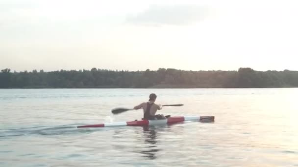 Young man paddling a kayak — Stock Video