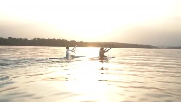 Dobrze skoordynowany zespół pływający kajakiem po rzece — Wideo stockowe