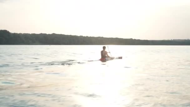 年轻人划着皮划艇 — 图库视频影像