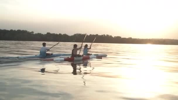 Equipo bien coordinado kayak en el río — Vídeo de stock