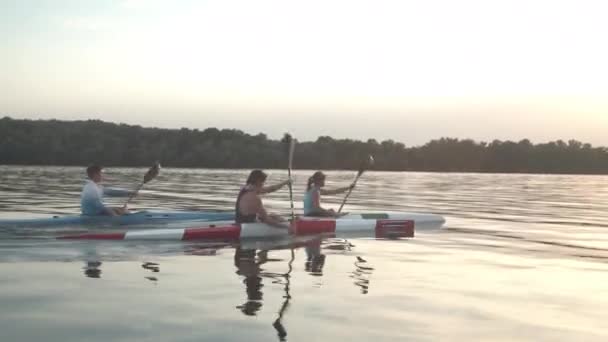 Equipo bien coordinado kayak en el río — Vídeo de stock
