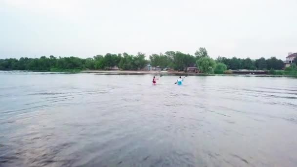 Well-coordinated team kayaking on lake — Stock Video