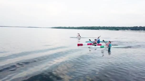 Equipo bien coordinado kayak en el lago — Vídeo de stock