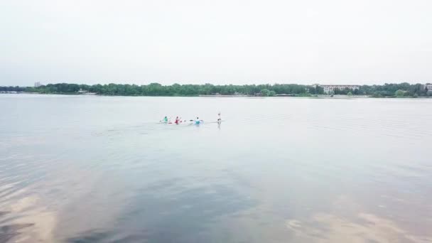 Dobře koordinovaný tým na kajaku u jezera — Stock video