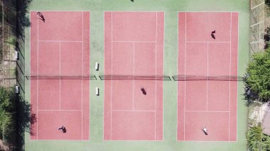 Yazın sahada oynanan maçta tenis oyuncuları