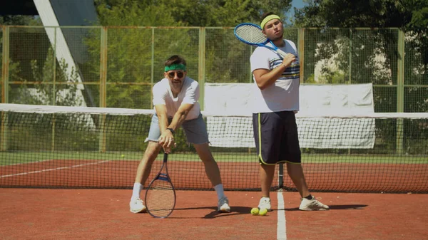 Tenis oyuncuları kalenin yanında poz veriyorlar