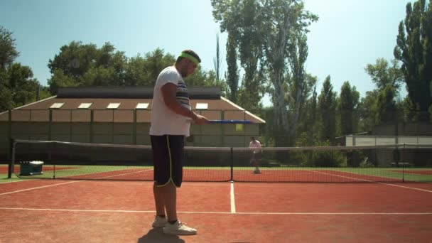 Anonym män som spelar tennis på banan på sommaren — Stockvideo