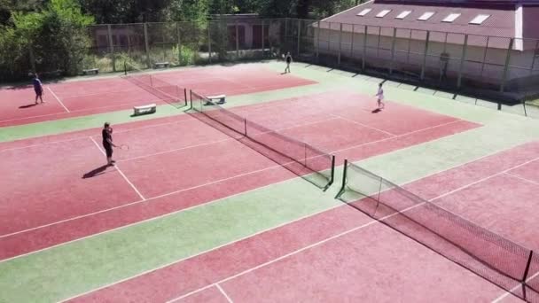 Jugadores de tenis durante el partido en cancha en verano — Vídeo de stock